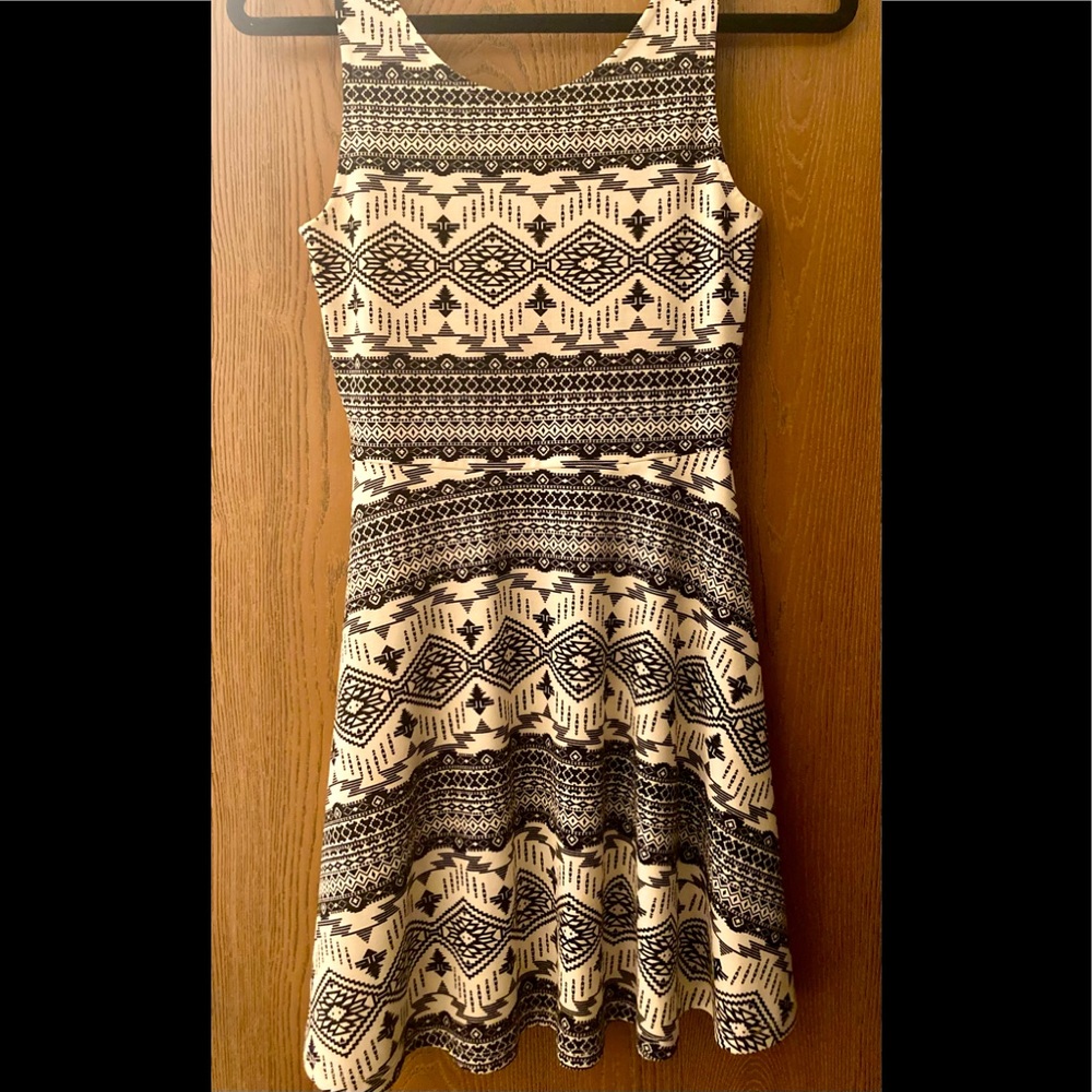 Black &White Patterned Sleeveless Swing Mini Dress